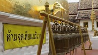 Ada juga sederet lonceng doa yang berjejer di depan pagoda emas. Semua turis rasanya ingin berfoto berlatar pagoda emas ini (Fitraya/detikTravel)