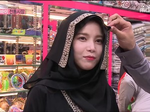 Ketika Idola K-Pop Solar Mamamoo Tampil dalam Balutan Abaya dan Kerudung