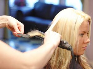 Keseringan Catok dan Warnain Rambut Bikin Rambut Cepat Rontok
