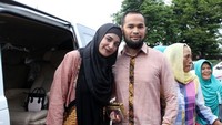 Mereka terlihat serasi dalam busana berwarna pink dengan aksen batik tersebut. Pool/Ismail/detikFoto.