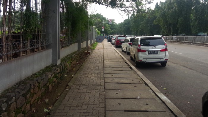Sering Dirazia, Masih Banyak Pengendara Bandel Parkir di Depan Kalibata City
