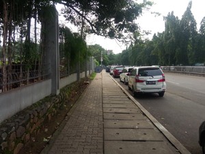Sering Dirazia, Masih Banyak Pengendara Bandel Parkir di Depan Kalibata City