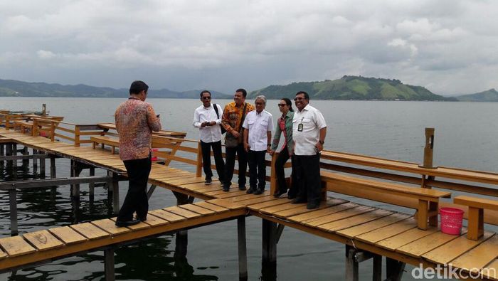 Menteri BUMN Rino Soemarno dan Direksi Pertamina berfoto bareng di Danau Sentani (Foto: Eduardo Simorangkir) Menteri BUMN Rino Soemarno dan Direksi Pertamina berfoto bareng di Danau Sentani (Foto: Eduardo Simorangkir)