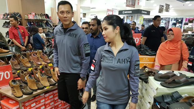 Keliling Pasar Baru, Agus dan Annisa Pohan Belanja Batik Betawi
