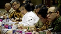 Menteri Lingkungan Hidup dan Kehutanan Siti Nurbaya saat rapat dengan Komisi VII DPR RI di Kompleks Parlemen, Senayan, Jakarta, Senin (17/10/2016).
