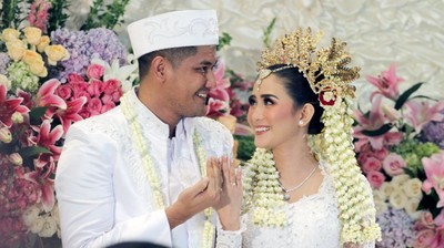 Momen Bahagia di Pernikahan Ryana Dea dan Puadin Redi