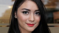 Makeup dan pulasan bibir berwarna merah menyala terlihat begitu pas dengan rambut hitam tebalnya tersebut. Pool/Ismail/detikFoto.