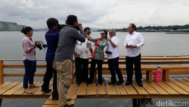 Cekrek! Rini <i>Selfie</i> Bareng Bos-bos Pertamina di Danau Sentani