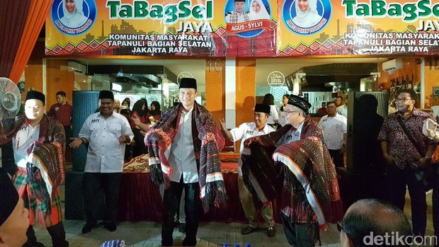 Melihat Luwesnya Agus Yudhoyono dan Annisa Pohan Menari Tor Tor