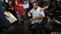Tiba di Gedung KPK, Sugiharto nampak menggunakan kursi roda.