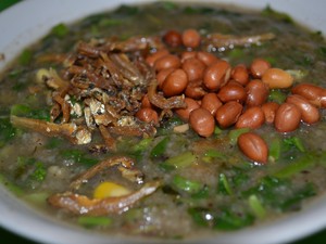 Pedas Gurih, Bubur Khas Sambas dengan Isian Komplet