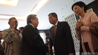 Investor Migas Edward Soeryadjaya bersalaman dengan Menteri ESDM baru Ignasius Jonan.