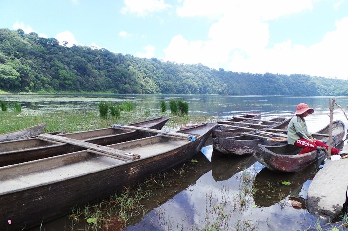Pendayung perahu di Danau Tamblingan, Bali