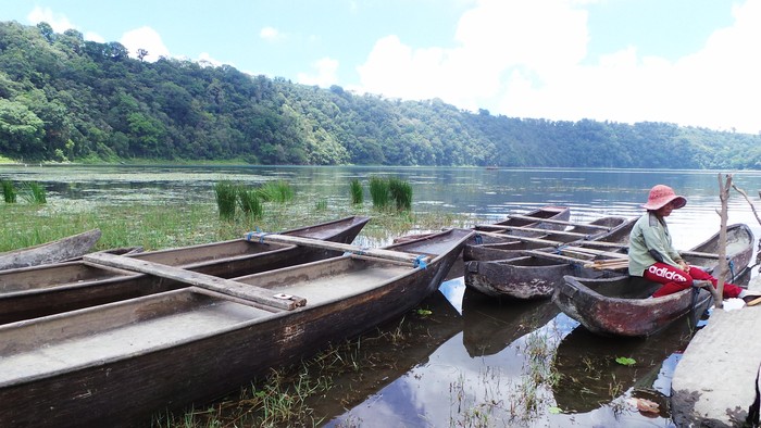 Pendayung perahu di Danau Tamblingan, Bali