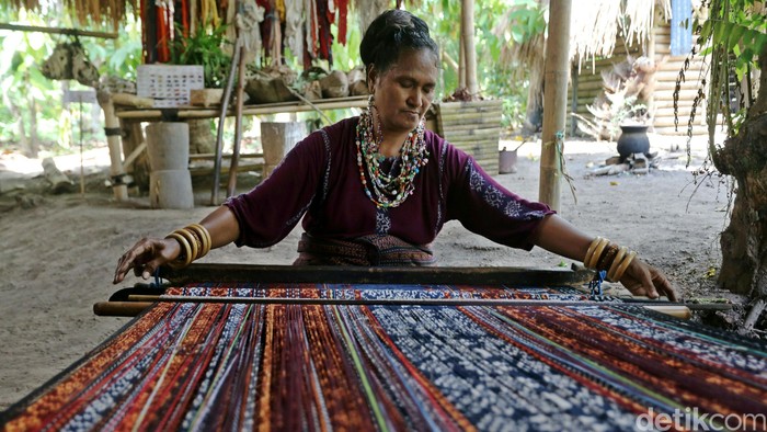 Ibu warga desa Nita menyeleseikan pembuatan kain tenun dengan cara tradisional di sanggar tenun Nita Pleat pimpinan Alfonsa Horeng di Desa Nita, Sikka, Flores, Nusa Tenggara Timur, Kamis (4/8/2016). Sanggar ini menjadi wadah ibu-ibu penenun tradisional yang tinggal disekitar tempat ini. Wisatawan yang berkunjung dapat berinteraksi, serta mempelajari langsung proses pembuatan kapas menjadi kain yang melewati 45 tahap mulai memintal kapas, mewarnai dengan warna alami hingga menenun menjadi sebuah kain. Harga tenun dengan pewarna alami dijual dengan harga mulai Rp 1 juta hingga 5 juta rupiah.