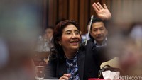 Menteri Kelautan dan Perikanan Susi Pudjiastuti saat mengikuti rapat kerja dengan Komisi IV DPR RI di Komplek Parlemen, Senayan, Jakarta, Senin (17/10/2016).