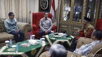 Anies dan Uno bertemu langsung dengan ketua umum Muhammadiyah Haedar Nashir untuk meminta doa restu dan dukungan kepada seluruh kader dan simpatisan Muhammadiyah di DKI Jakarta.
