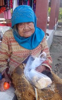 Usia Tak Jadi Penghalang Bagi 5 Penjaja Makanan Tradisional Ini