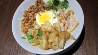 Bubur ayam, lengkap dengan cakwe, kacang goreng dan kerupuk mengandung 372 kkal dan 12,39 gram lemak. Kalori lemak bisa bertambah karena umumnya bubur ayam dimakan dengan sate jeroan. Foto: Detikfood