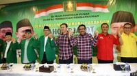Dimyati Natakusumah, Djan Faridz, Ahok, Djarot, dan Prasetio Edi Marsudi saling bergandengan tangan.