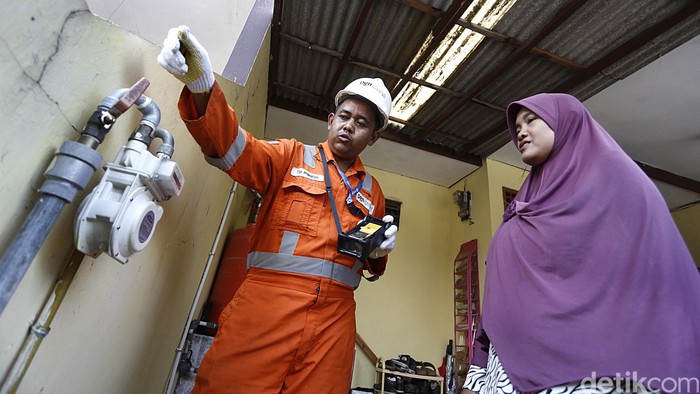 Petugas mengecek meteran gas bumi di Cirebon, Propinsi Jawa Barat, Senin (17/10/2016). PGN terus mengembangkan jaringan distribusi dan memperluas infrastruktur untuk menyalurkan gas bumi ke seluruh segmen pengguna yang ada di Cirebon.