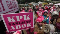 Mereka juga membawa poster KPK tangkap Ahok