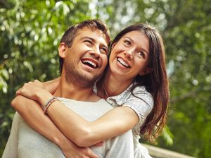 Romantis Itu Nggak Harus Terungkap Lewat Bunga Kok, Sayang...