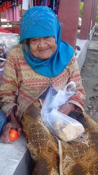 Inspirasi dari Mbah Ginem, Nenek 90 Tahun Penjual Tempe di Pasar Watuombo