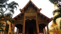 Yang cantik juga bangunannya adalah Ubosot alias Phra Uposatha. Bangunan untuk sembahyang ini didominasi kayu dengan ukiran berwarna emas (Fitraya/detikTravel)
