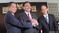 Serah terima itu dari Menteri Koordinator (Menko) Kemaritiman, Luhut Panjaitan, yang dalam 2 bulan terakhir menjadi pelaksana tugas (Plt) Menteri ESDM ke Ignasius Jonan, yang telah dilantik Presiden Jokowi menjadi Menteri ESDM, Jumat pekan lalu.