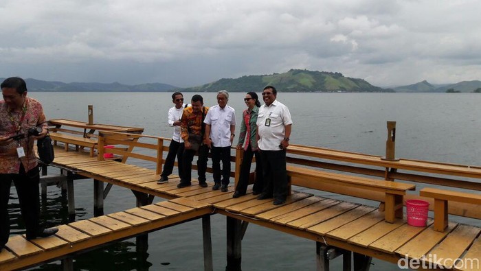 Cekrek! Rini Selfie Bareng Bos-bos Pertamina di Danau Sentani