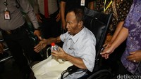 Dalam kasus ini, KPK telah menetapkan 2 orang tersangka yaitu eks Dirjen Dukcapil, Irman, dan mantan Direktur Pengelola Informasi Administrasi Kependudukan Ditjen Dukcapil, Sugiharto. Saat proyek itu, Irman juga menjabat sebagai kuasa pengguna anggaran, sementara Sugiharto sebagai pejabat pembuat komitmen.