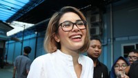 Meski dituding jadi orang ketiga di rumah tangga Zack Lee dan Nafa Urbach, Nikita Mirzani tetap terlihat happy. Pool/Ismail/detikFoto.