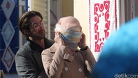 Ia membuka scarf yang menutup mata dan wajah Raline.