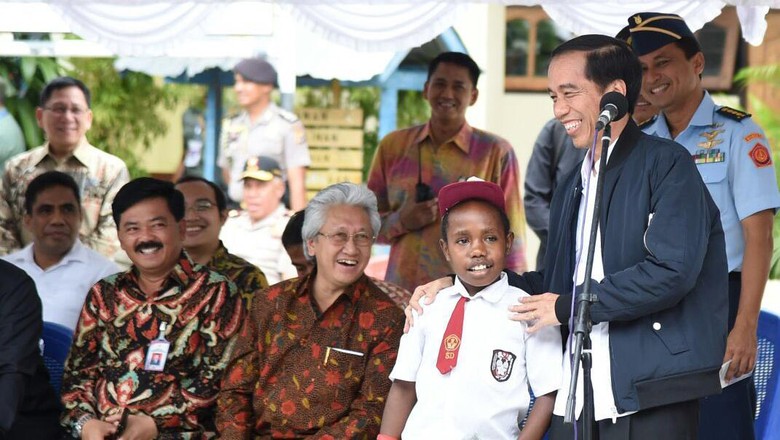 Jokowi Minta Harga BBM di Papua Segera Disamakan dengan di Jawa Jokowi Minta Harga BBM di Papua Segera Disamakan dengan di Jawa