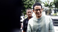 Kompak dengan Anies, Sandiaga Uno juga kenakan batik.