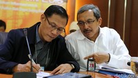 Deputi Statistik Bidang Distribusi dan Jasa BPS Sasmito Hadi Wibowo (kanan) berbincang dengan Kepala BPS  Suhariyanto di sela-sela paparan.