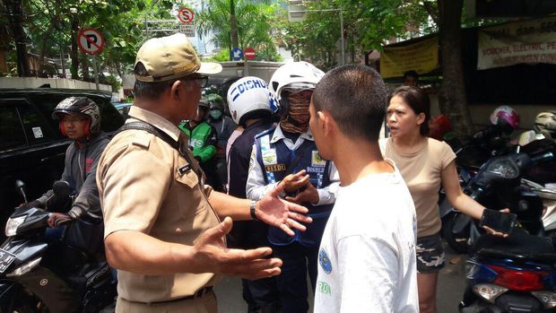 Petugas cekcok dengan warga saat melakukan operasi cabut pentil