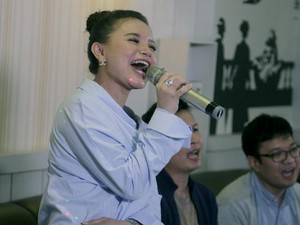 Ini Dia Video Seru-seruan Rossa di Ruang Karaoke!