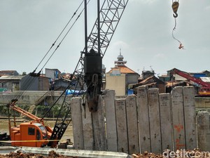 Labfor Ambil Sampel Sling yang Sebabkan Paku Bumi Jatuh di Kali Ciliwung