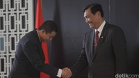 Ignasius Jonan saat bersalaman dengan Luhut Panjaitan.