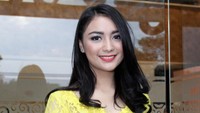 Ia tampil menawan dengan kebaya berwarna kuning dan rok lurik. Pool/Ismail/detikFoto.