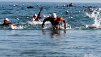 Triathlon ini memang tidak dirancang sesuai standar internasional karena tujuannya mempromosikan pariwisata Pulau Nusa Laut dan rangkaian HUT TNI ke-71. (M Raka/Pendam XVI Pattimura)