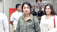 Ia memenuhi panggilan polisi terkait kepemilikan senjata api Gatot Brajamusti. Pool/Noel/detikFoto.