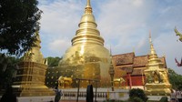 Wat Phra Singh rupanya adalah kompleks vihara dengan banyak bangunan menarik di dalamnya. Ikonnya adalah pagoda besar berwarna emas (Fitraya/detikTravel)