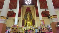 Phra Viharn Luang yang dibangun tahun 1925, isinya adalah ruang berdoa. Ruang berdoa tampak sepi dan tenang (Fitraya/detikTravel)