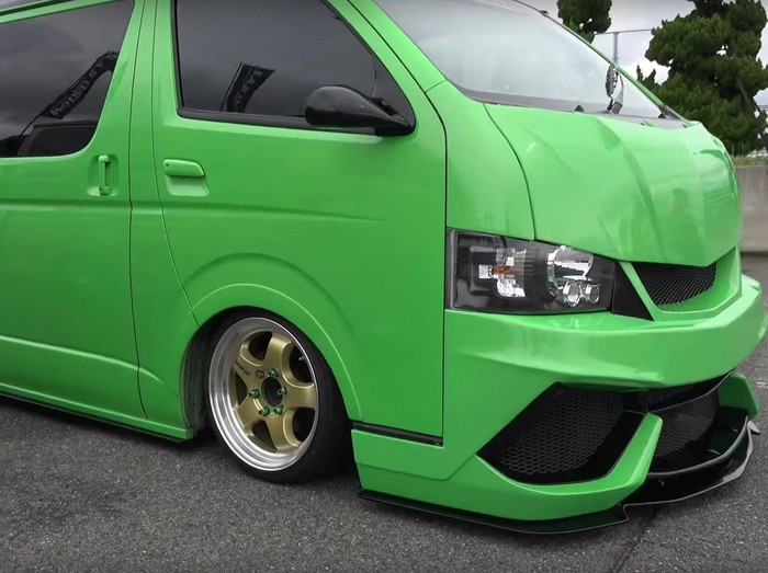 Toyota Hiace Dimodif dengan Bumper Lamborghini