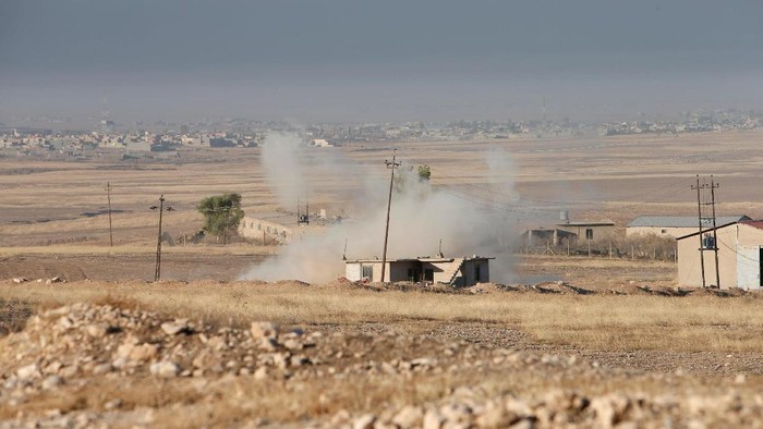 Smoke rises from clashes in the east of Mosul during clashes with Islamic State militants, Iraq, October 17, 2016. REUTERS/Azad Lashkari