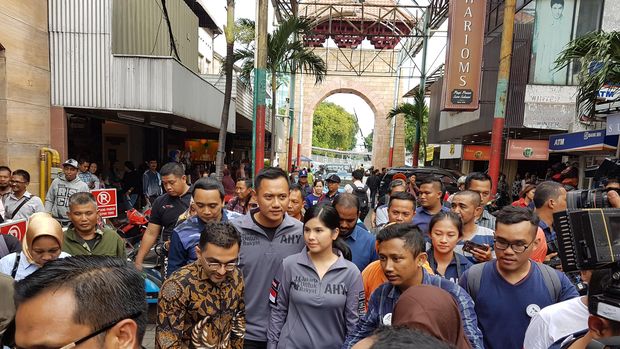 Agus Yudhoyono dan Annisa Pohan di Pasar Baru