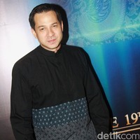 Papa ganteng satu ini sudah tak perlu ditanya lagi soal ketampanannya. Duda tiga anak ini usianya padahal sudah tak muda lagi. Ari Wibowo berusia 46 tahun. Foto: Gusmun